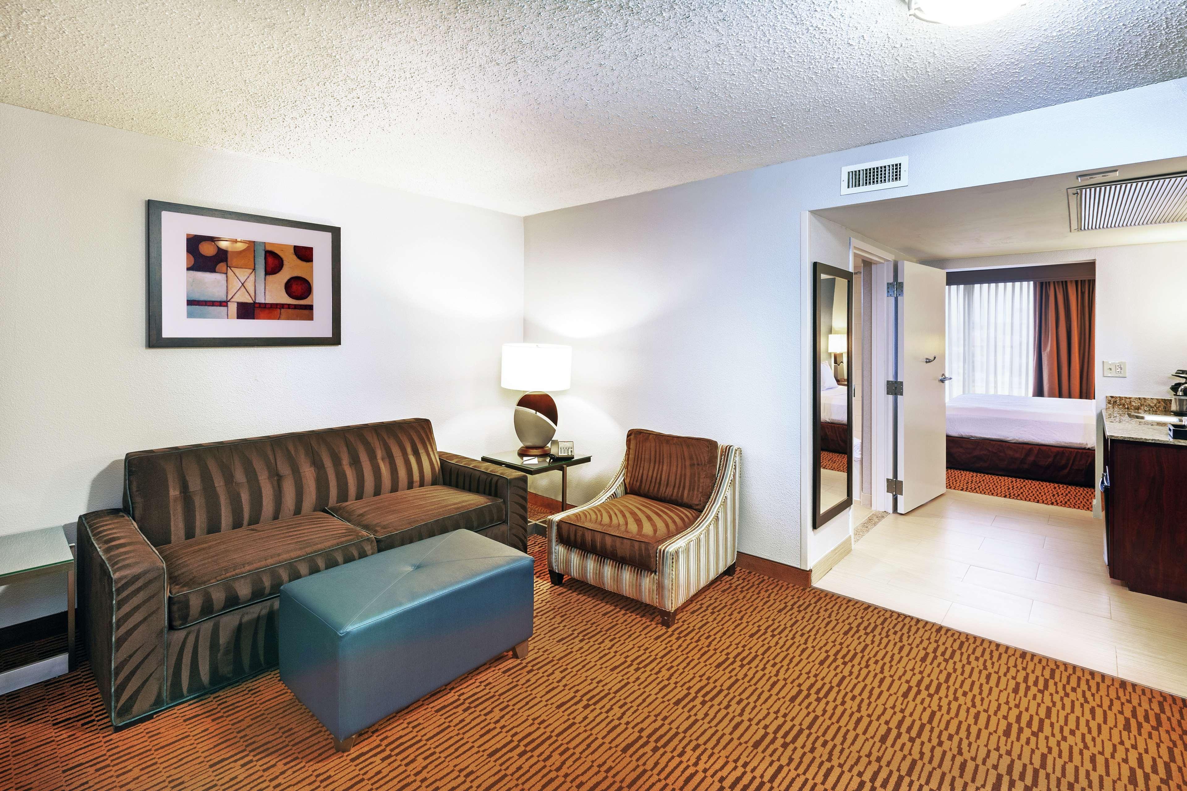 Embassy Suites By Hilton Dallas Market Center Eksteriør bilde