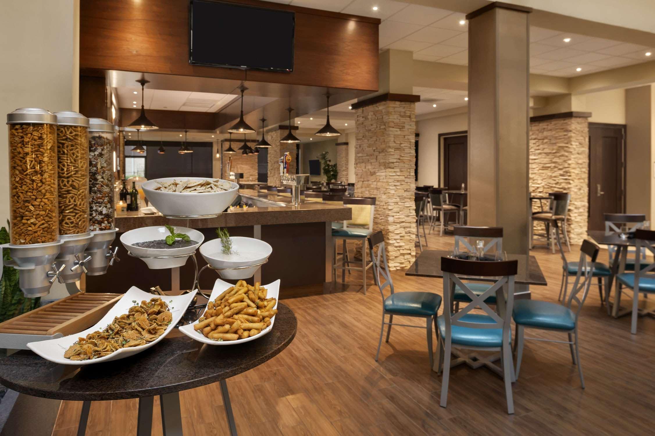 Embassy Suites By Hilton Dallas Market Center Restaurant bilde