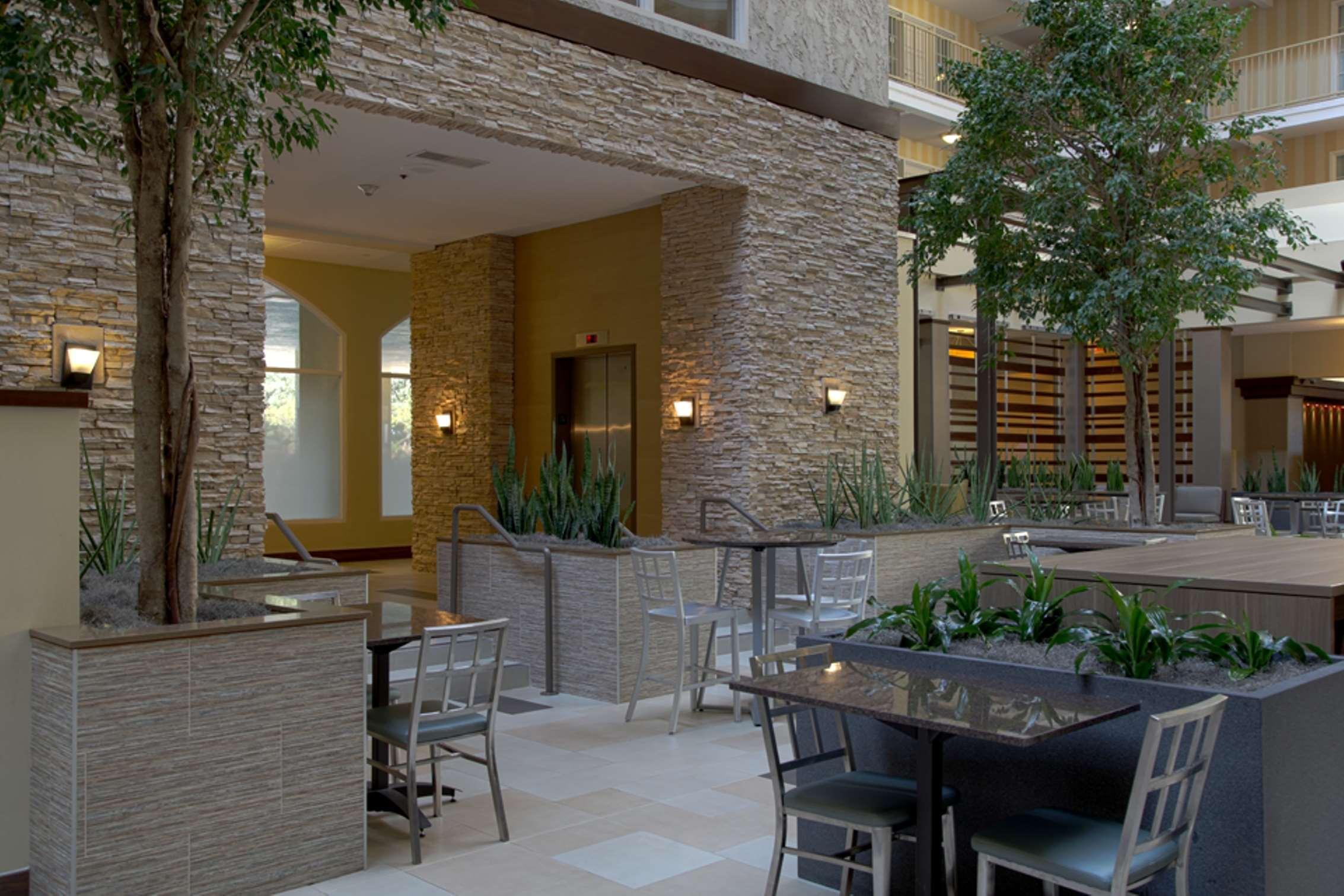 Embassy Suites By Hilton Dallas Market Center Restaurant bilde