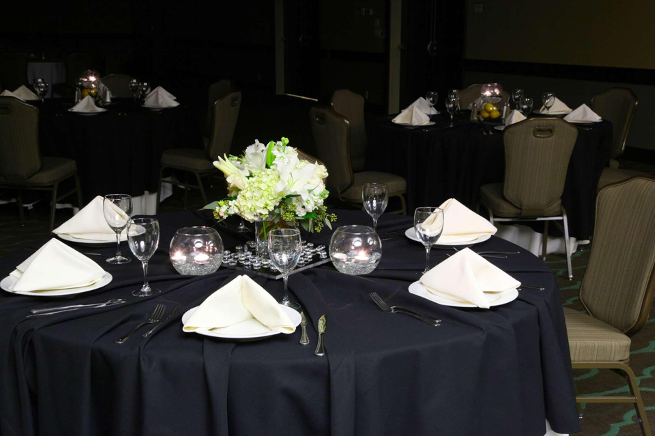 Embassy Suites By Hilton Dallas Market Center Restaurant bilde