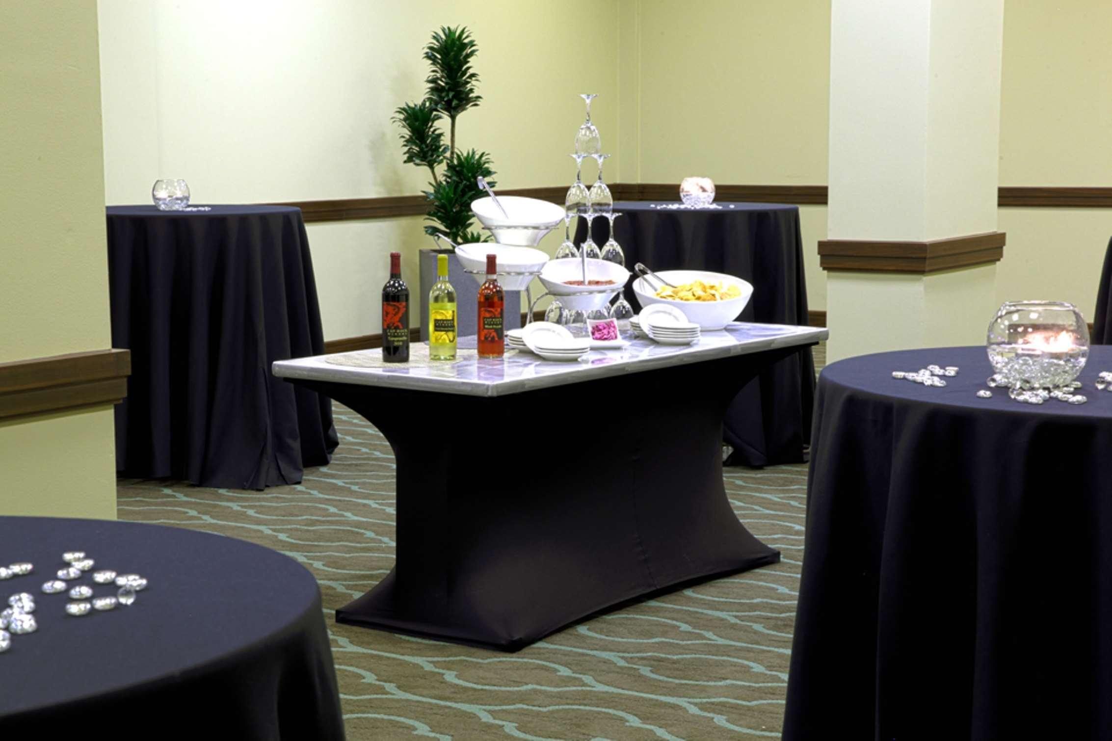 Embassy Suites By Hilton Dallas Market Center Restaurant bilde