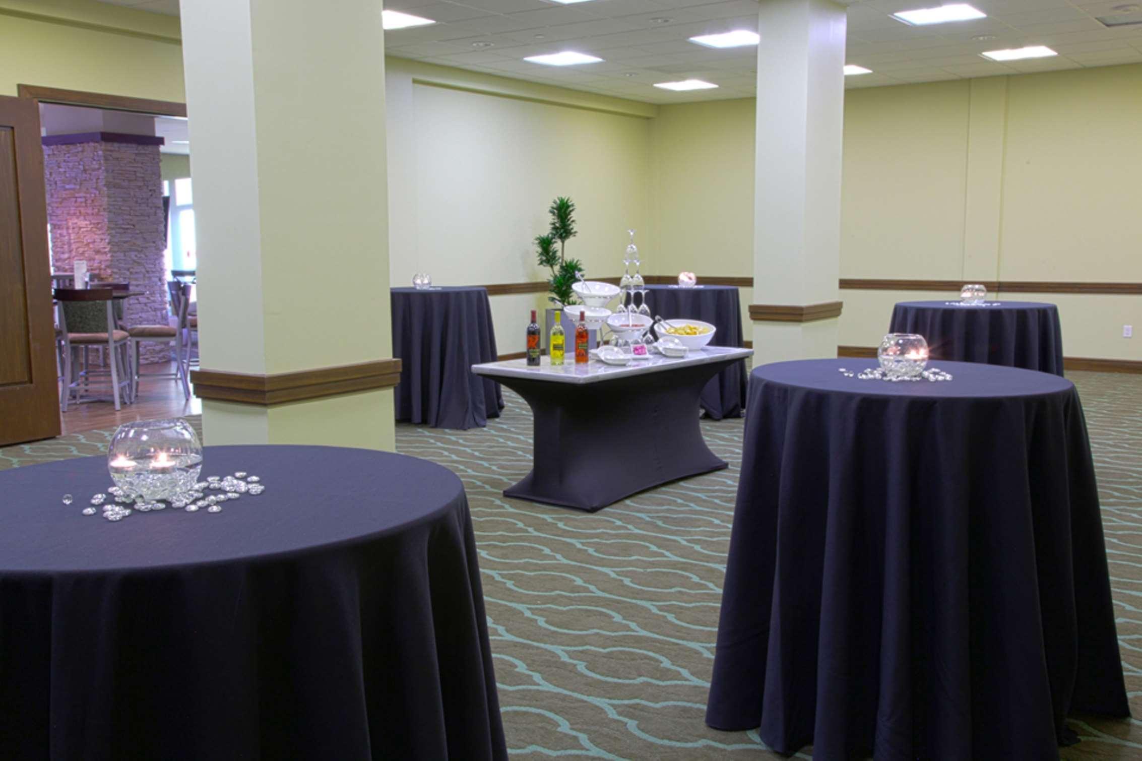 Embassy Suites By Hilton Dallas Market Center Restaurant bilde