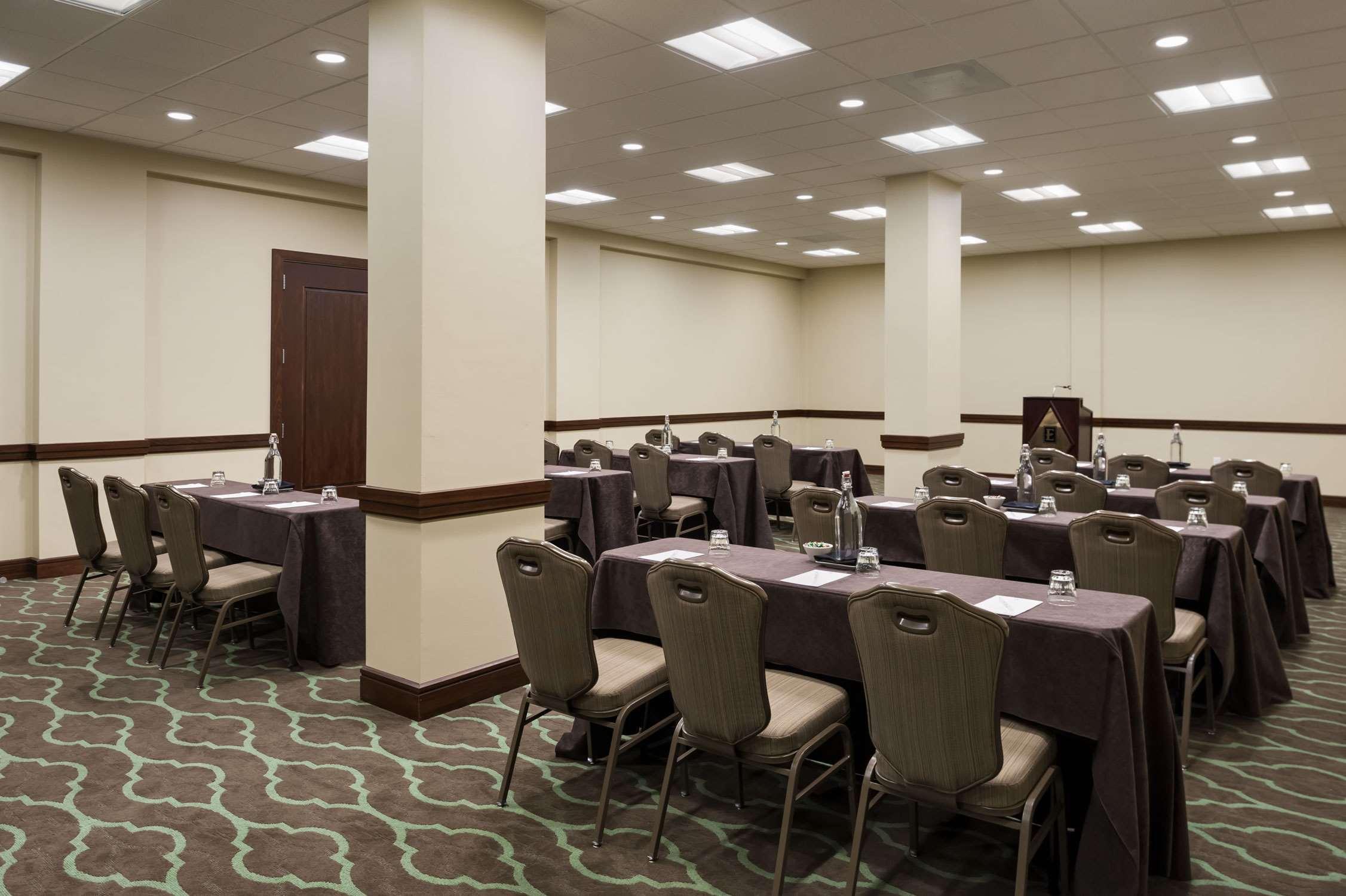 Embassy Suites By Hilton Dallas Market Center Business bilde