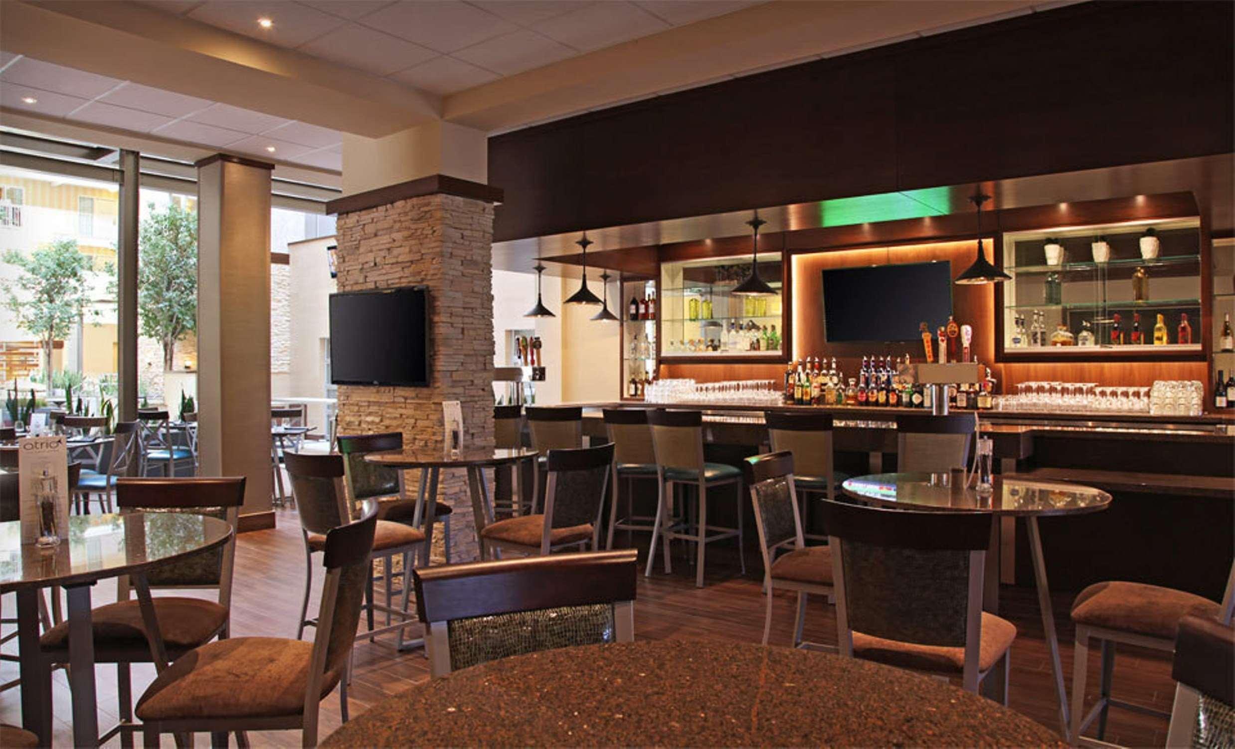 Embassy Suites By Hilton Dallas Market Center Restaurant bilde