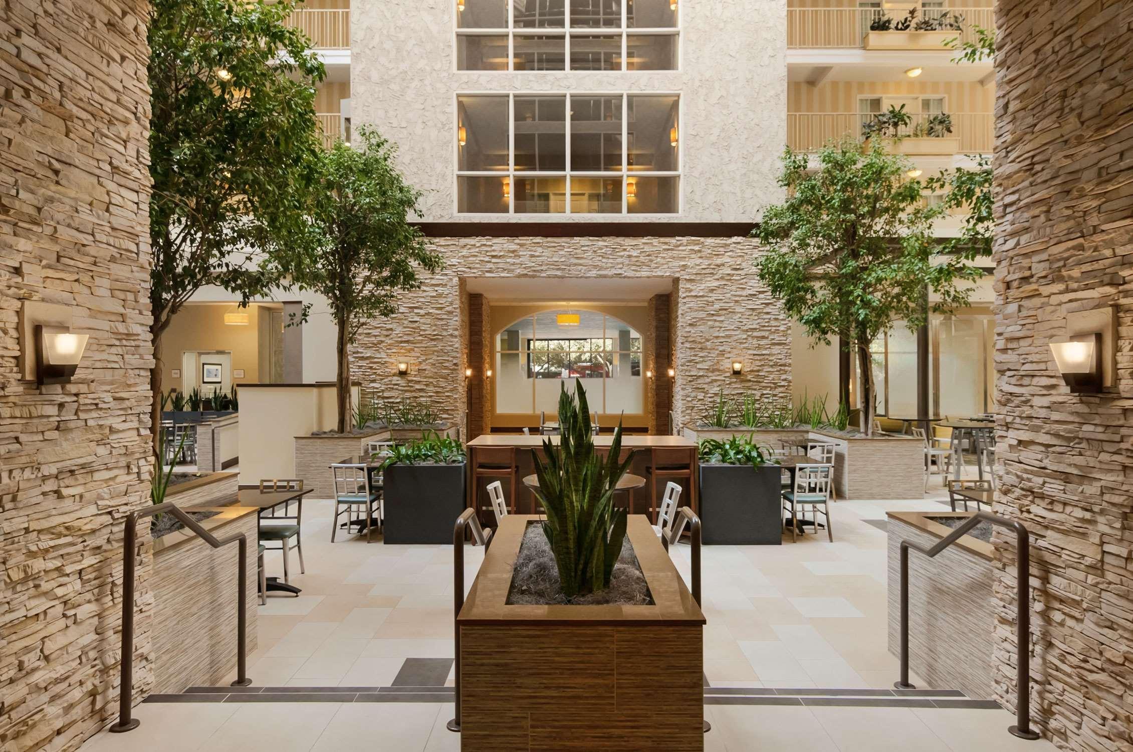 Embassy Suites By Hilton Dallas Market Center Interiør bilde