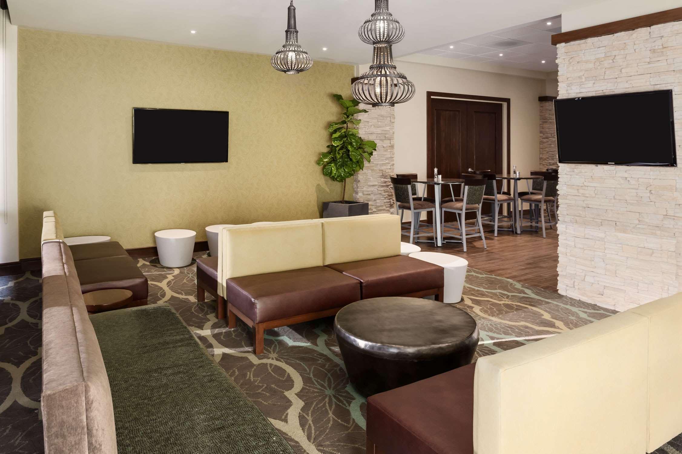 Embassy Suites By Hilton Dallas Market Center Restaurant bilde