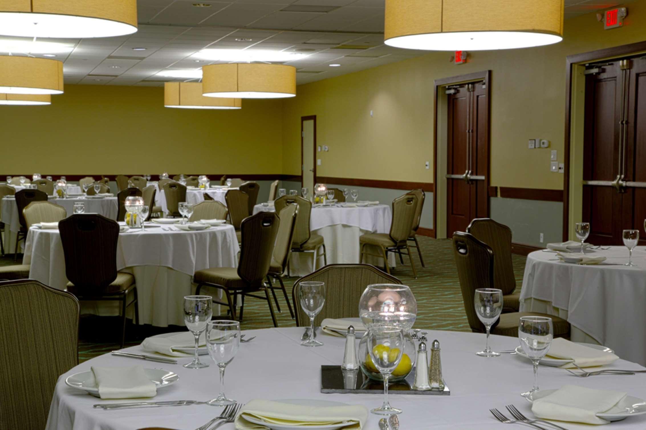 Embassy Suites By Hilton Dallas Market Center Restaurant bilde