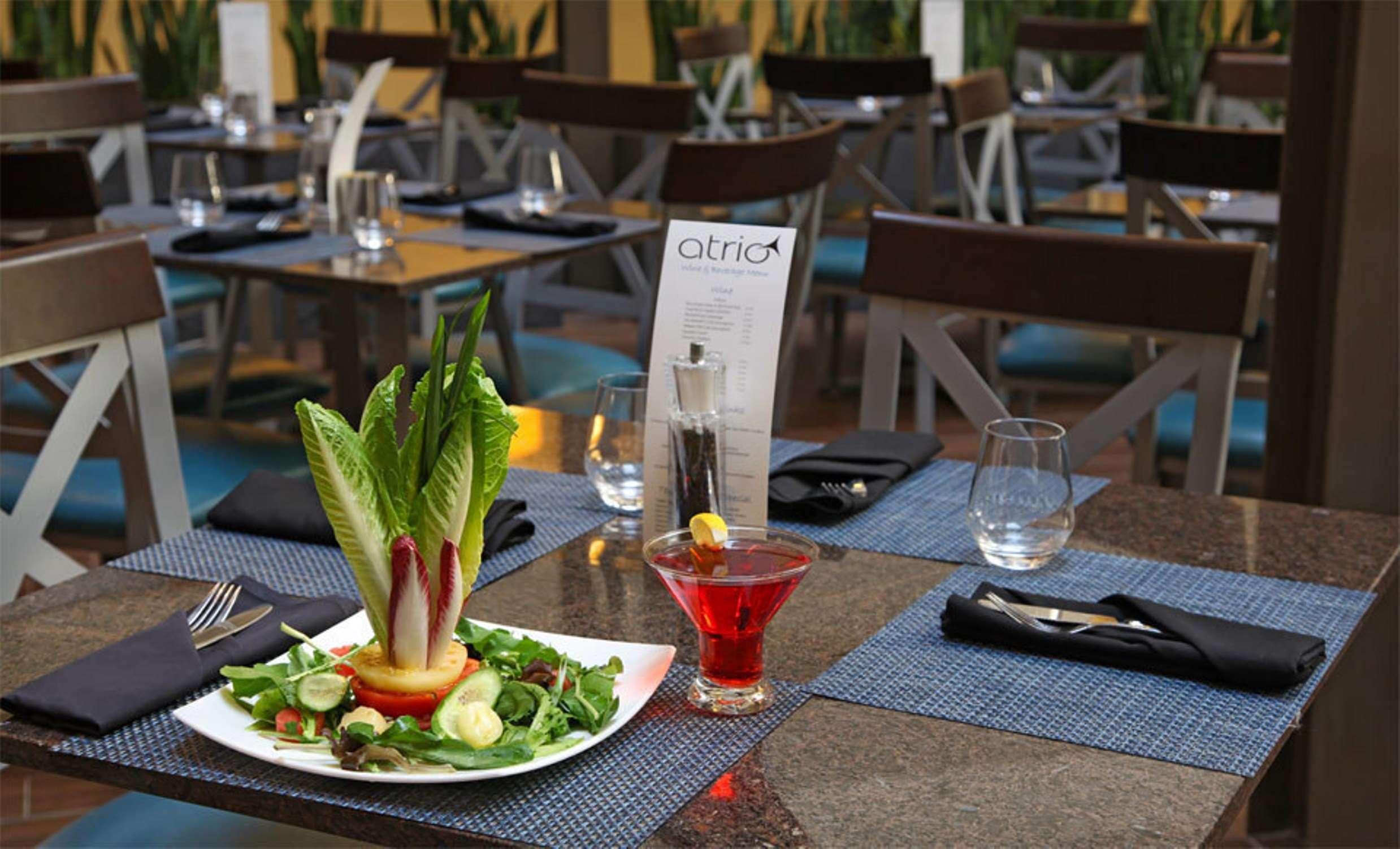 Embassy Suites By Hilton Dallas Market Center Restaurant bilde