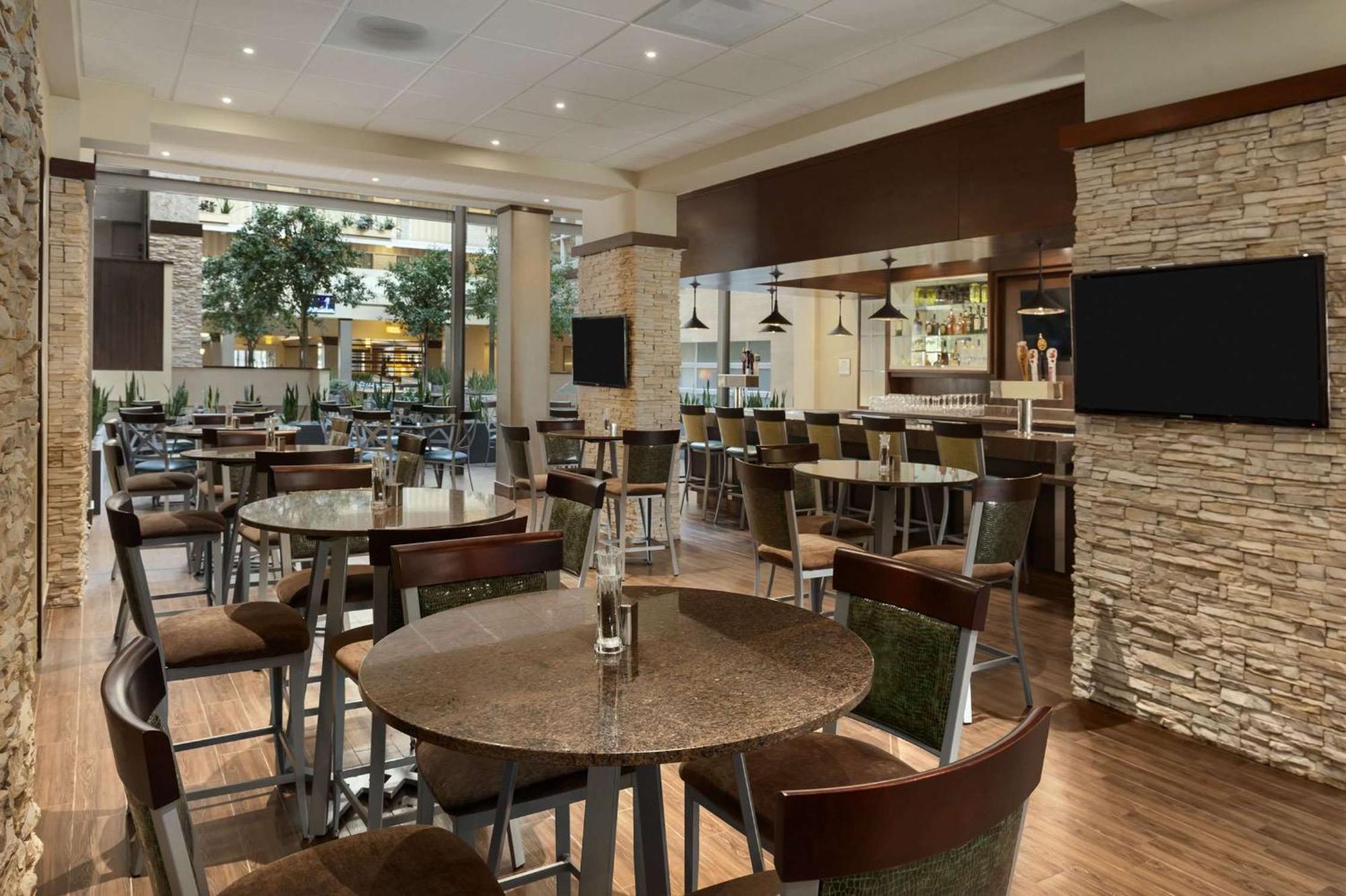 Embassy Suites By Hilton Dallas Market Center Eksteriør bilde